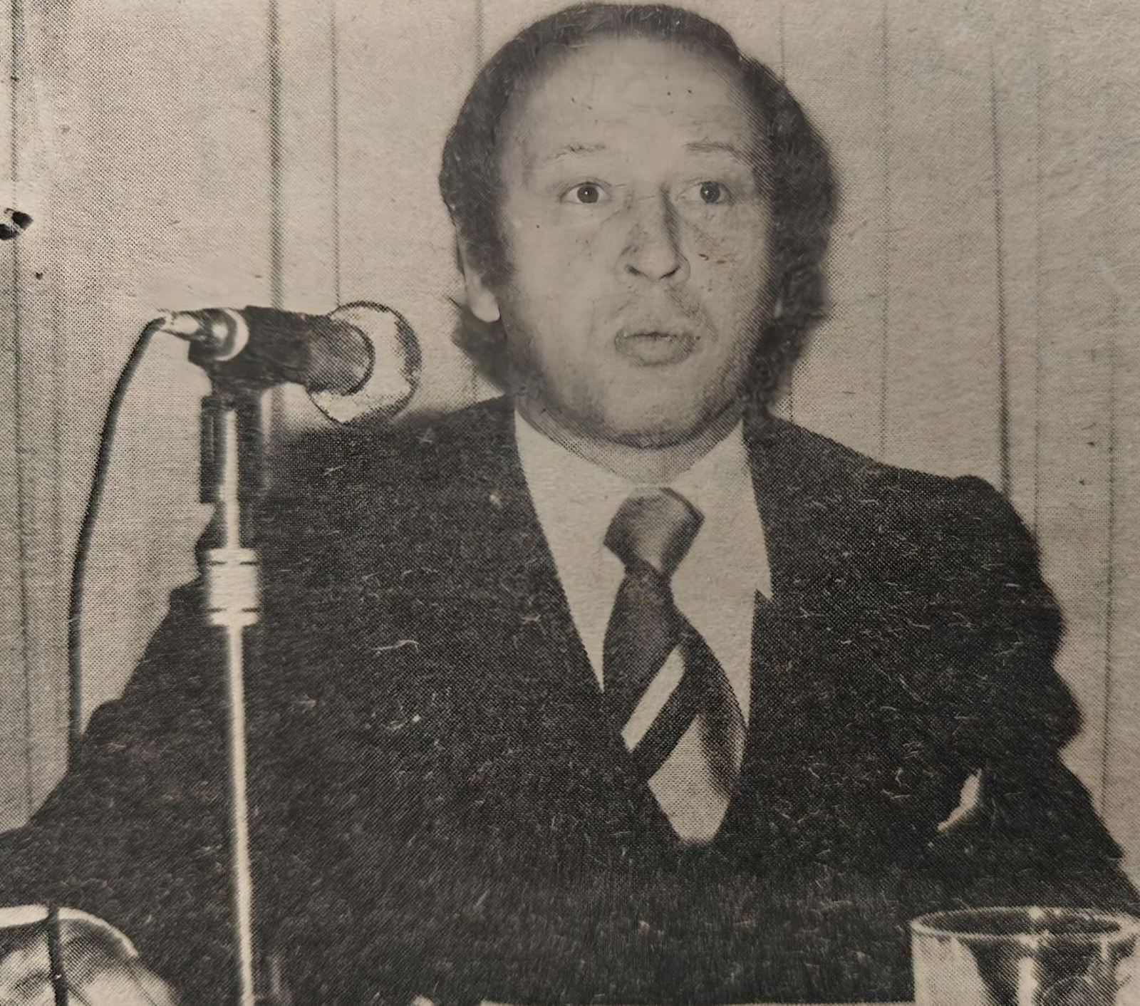Don Gabriel Elorriaga, durante su conferencia en el Ateneo de Orense.