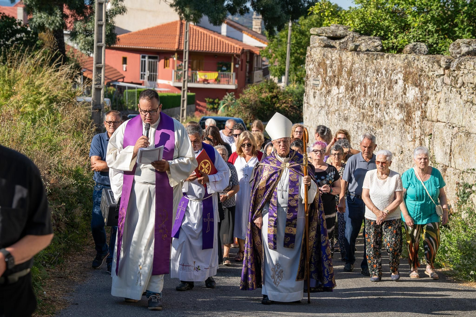 Momentos del acto de purificación y bendición celebrado en la iglesia parroquial de Parada de Ribeira tras la sustracción de sus piezas litúrgicas