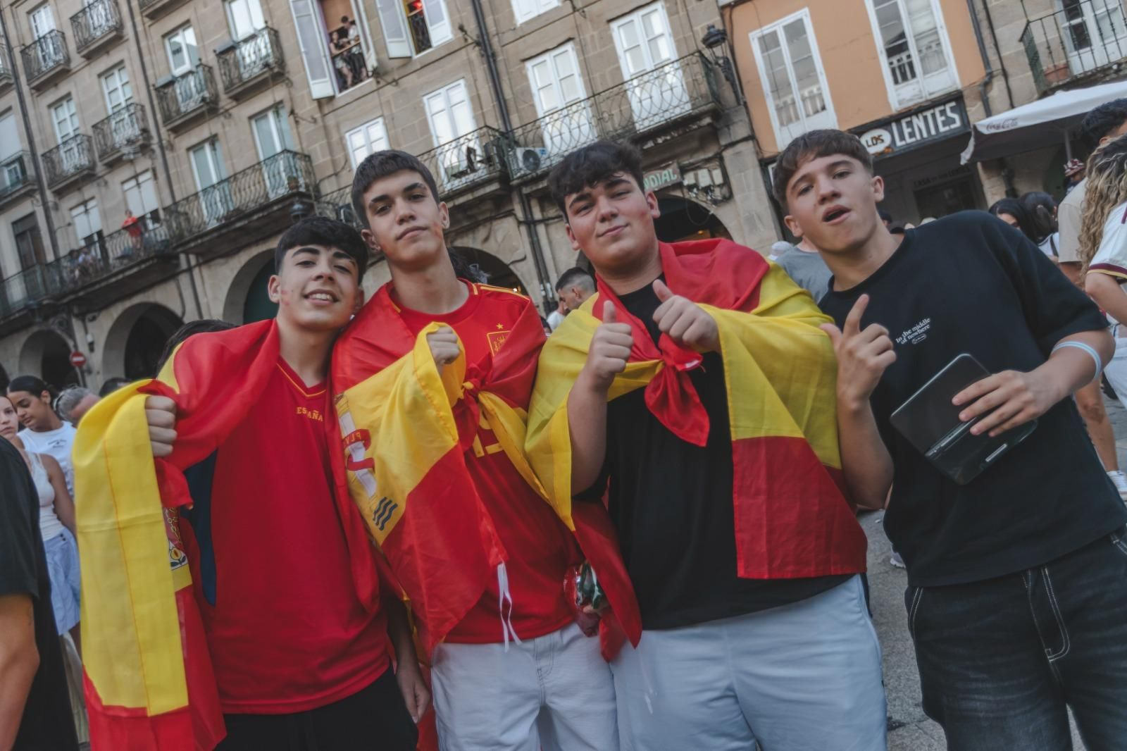 Galería | Camisetas, banderas y las calles de Ourense llenas de emoción por ver a España jugar los cuartos de final, en fotos