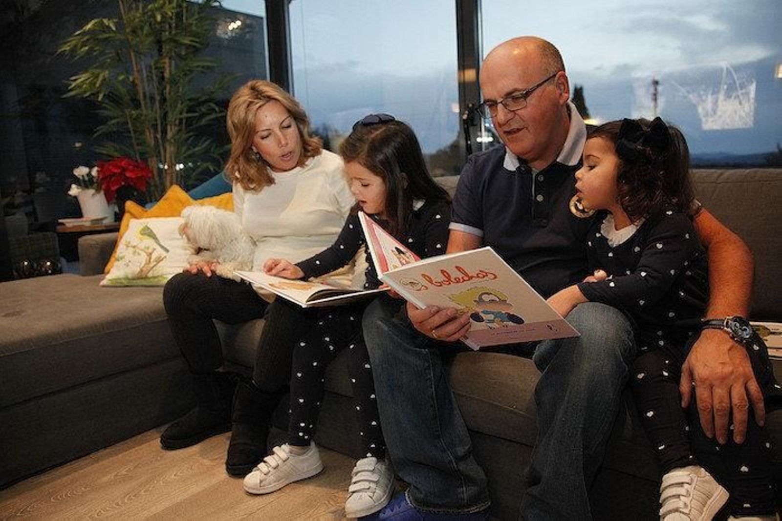 María José Caldelas y Manuel Baltar con sus dos hijas en común en la jornada de reflexión.