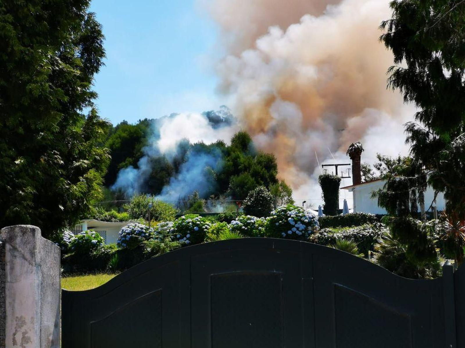 El fuego de Cesantes originó una gran humareda que se pudo ver desde diferentes puntos.