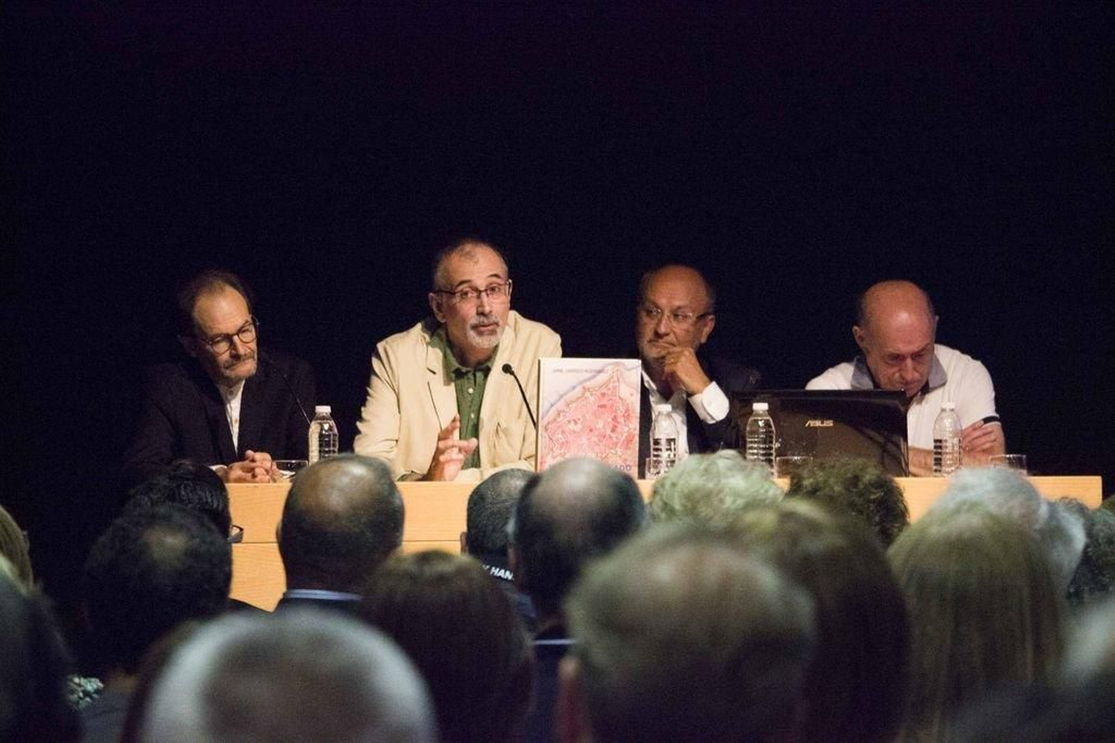Antonio Garrido, Xoán Carlos Abad, el concejal Abel Losada y Ramón Iglesias Veiga destacaron la figura de Jaime Garrido, en la presentación de su libro póstumo, “Vigo amurallado”, editado por el Instituto de Estudios Vigueses.