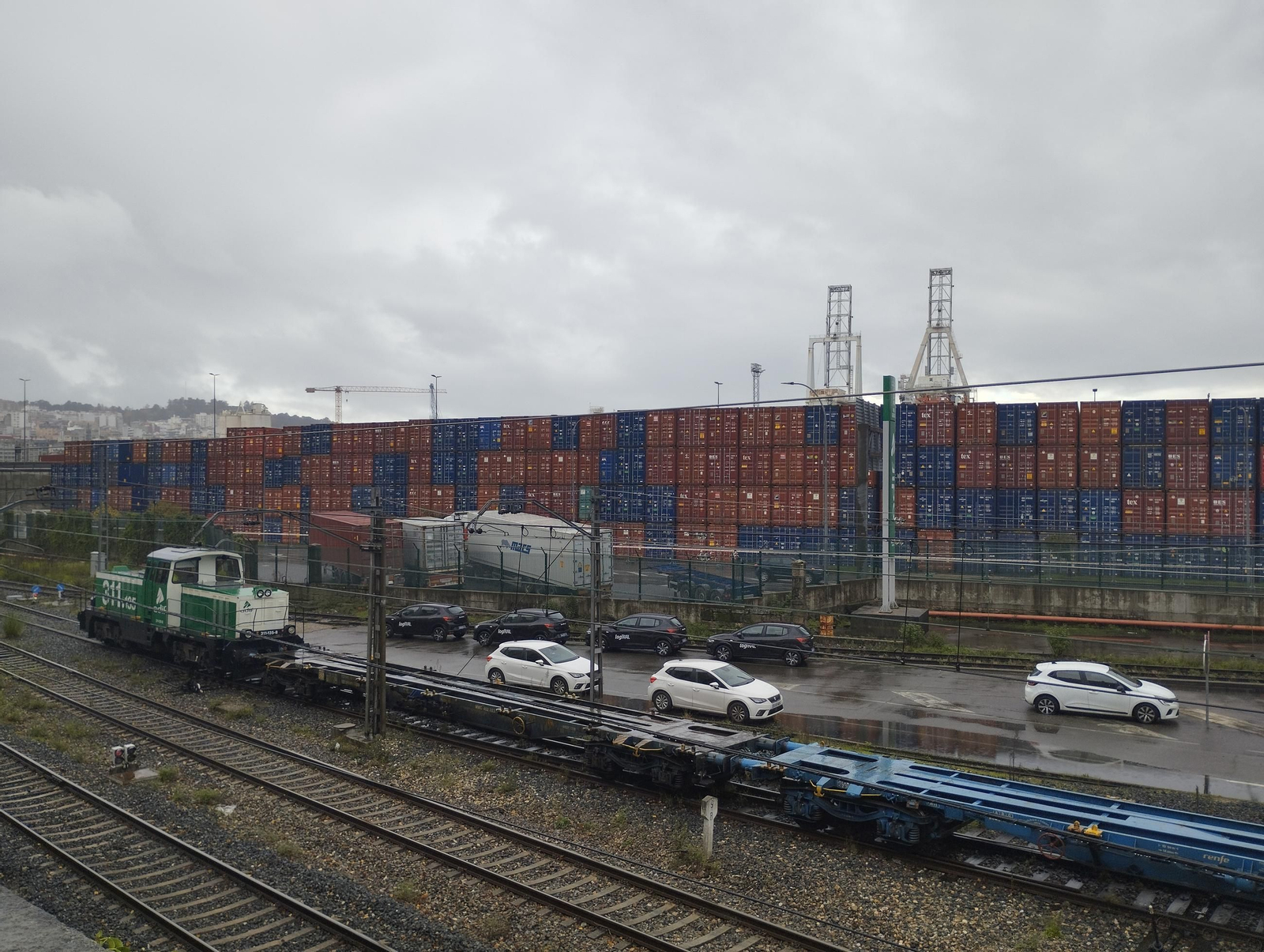 Contenedores apilados fuera de la terminal de Guixar estos días.