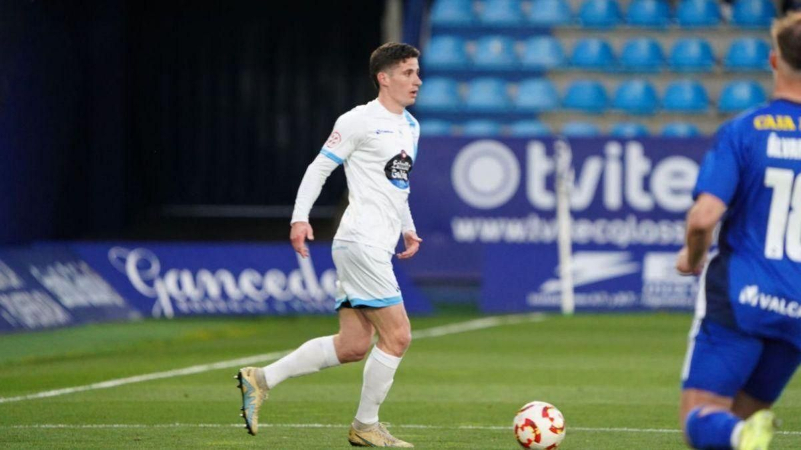 Miguel Prado con el balón controlado