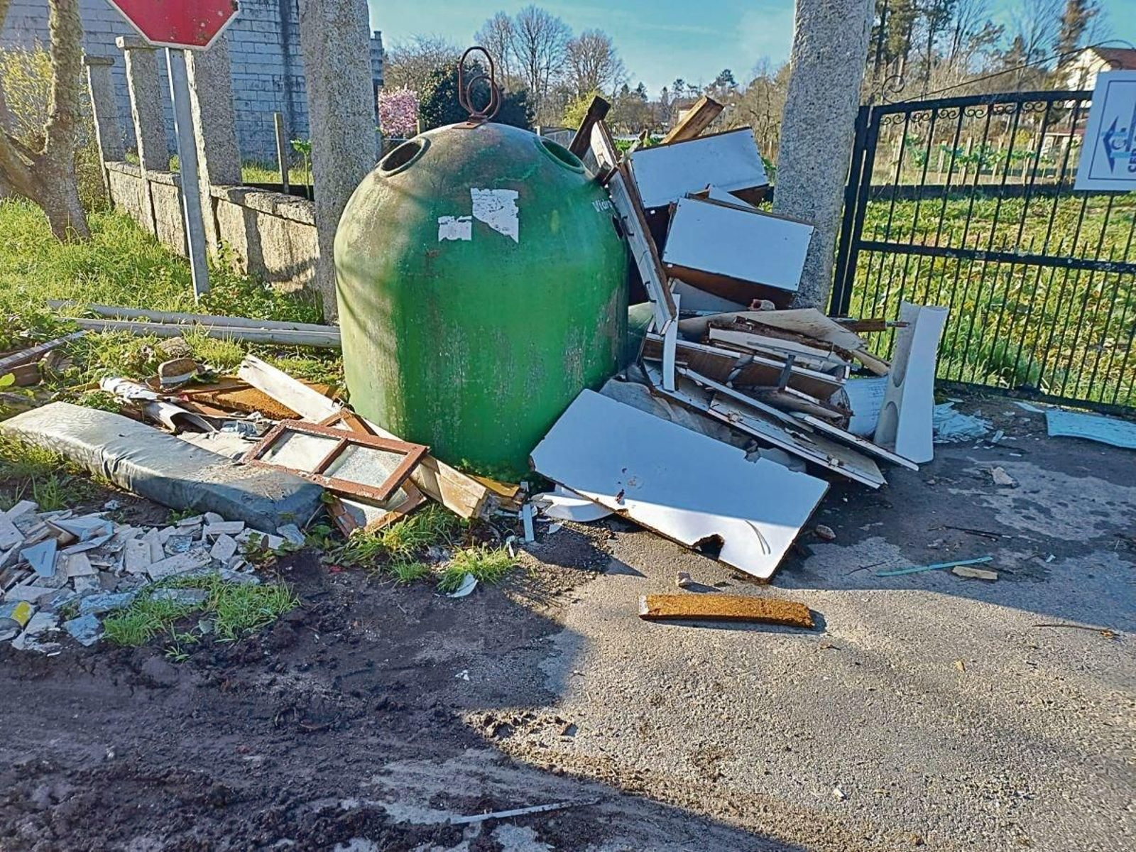 El abandono de restos de obra y al lado de contenedores, un grave problema en Carballiño.