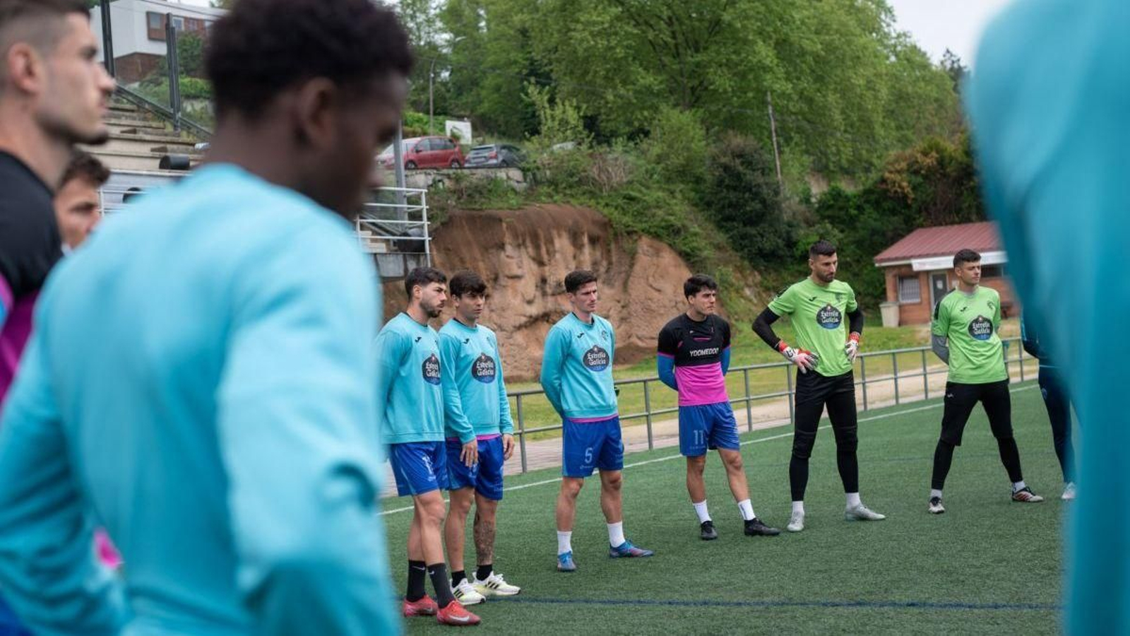 Los jugadores del Ourense CF en la mañana del miércoles en el entreno en Oira.