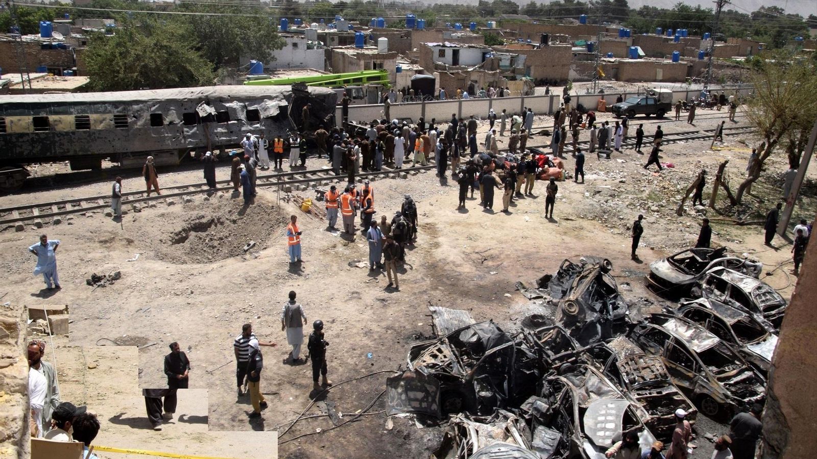 El vagón de tren totalmente calcinado tras la explosión.
