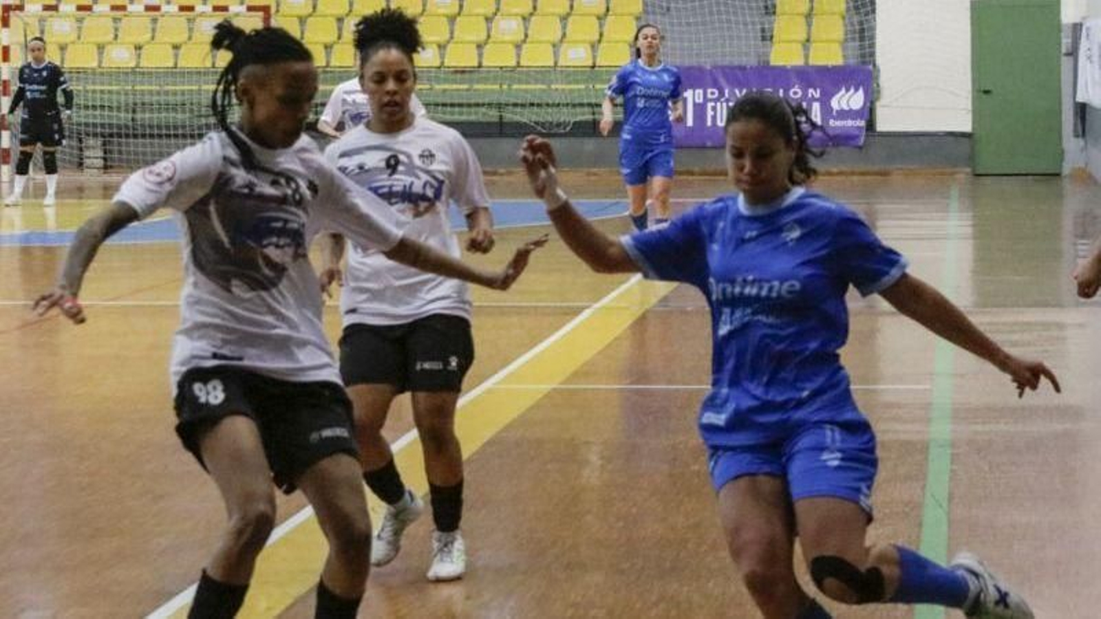 Ju Pedreira trata de rematar ante Bia y Ana Luiza.