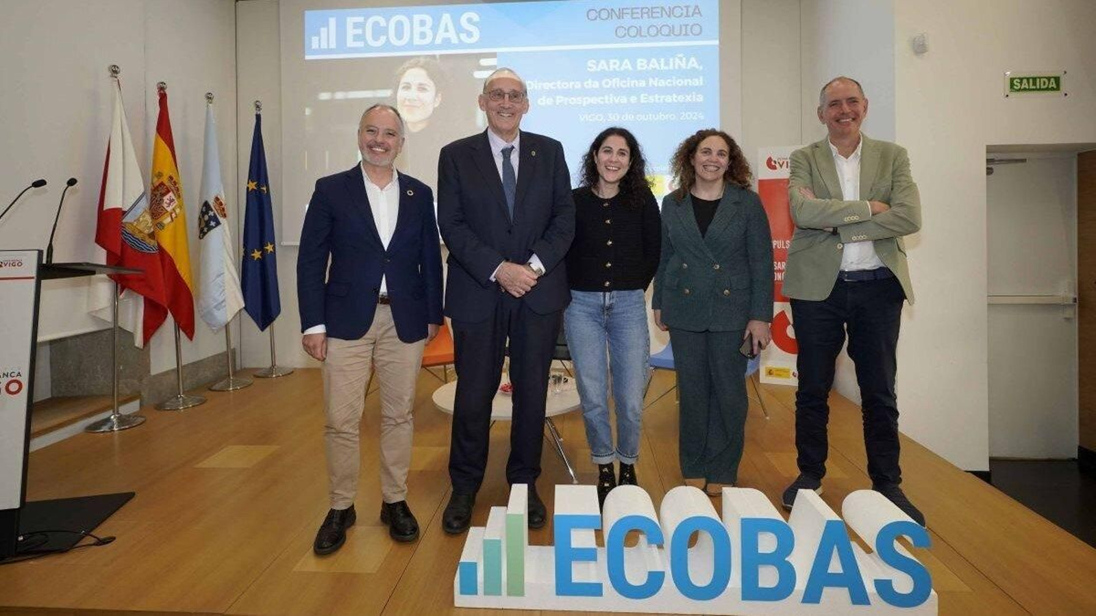 David Regades, Manuel Reigosa, Sara Baliña, María Loureiro y Xavier Labandeira, antes de la charla en la sede de Zona Franca.