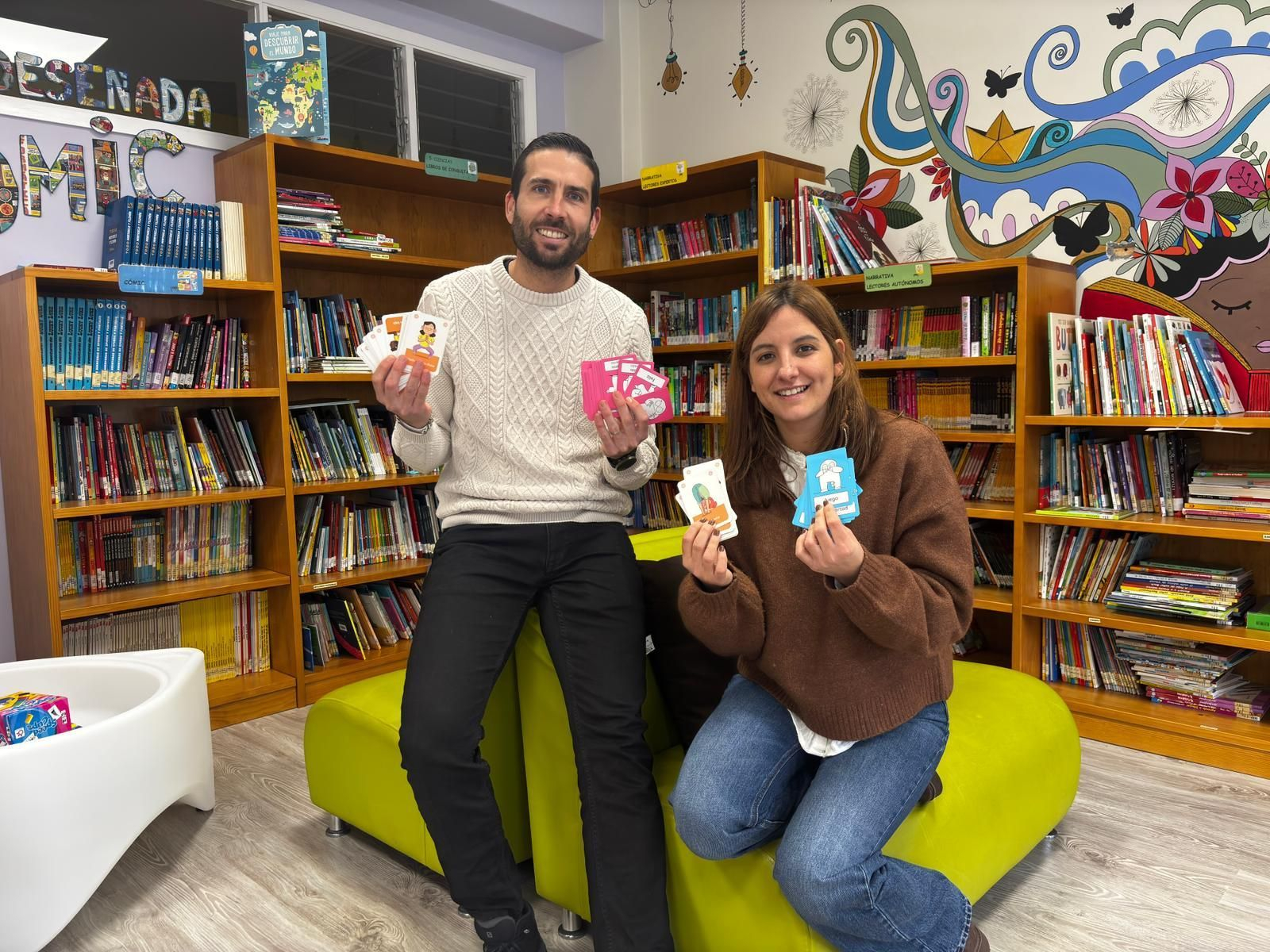 Lorenzo Blanco e Laura Borrajo coas tarxetas ilustradas de ioga.