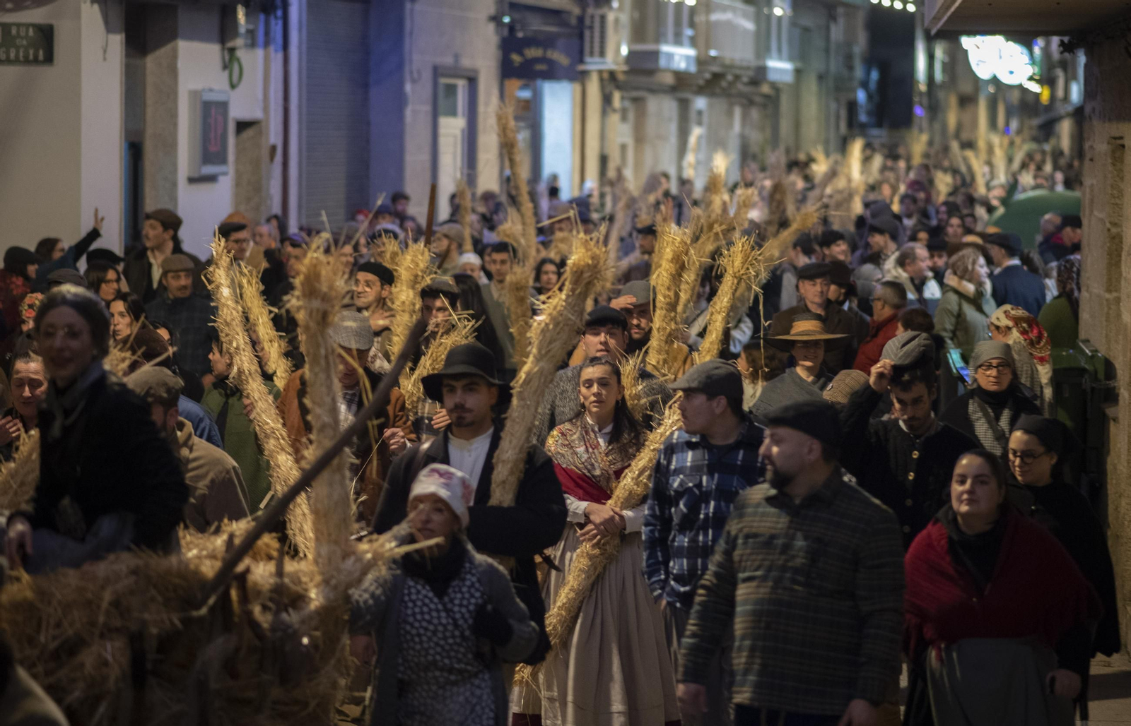 La procesión atravesó calles y zonas de vinos ante la mirada de numerosos curiosos.