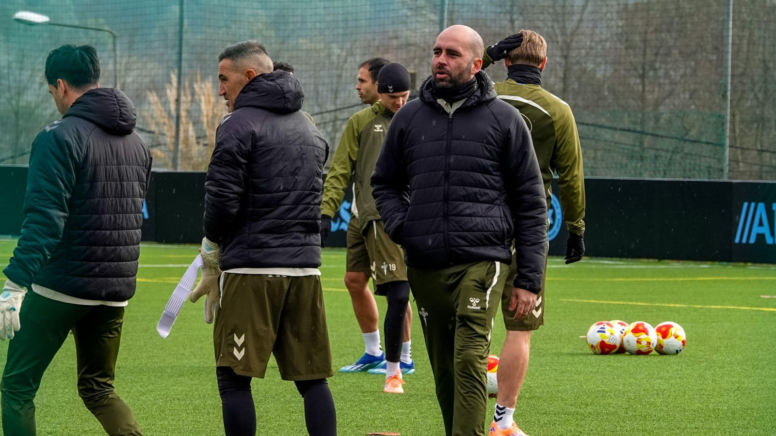 Claudio Giráldez dirigió el entrenamiento de ayer en el campo de As Celtas en A Madroa.