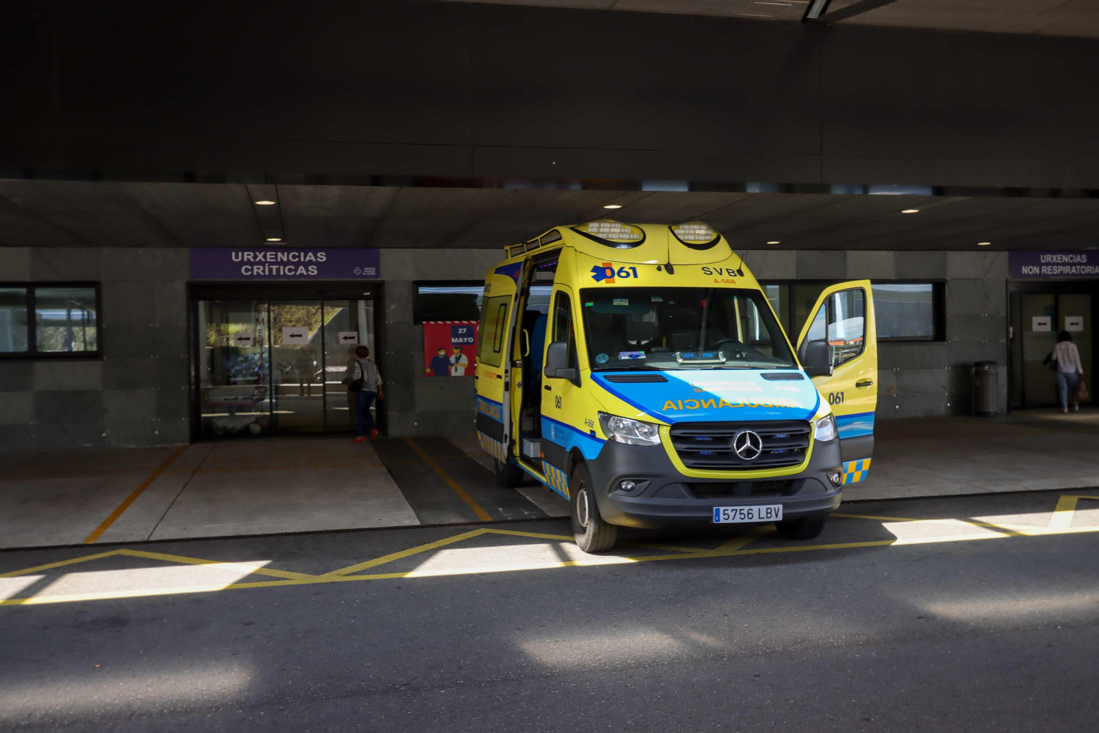 Una ambulancia delante del centro de salud // Archivo // J. Santomé
