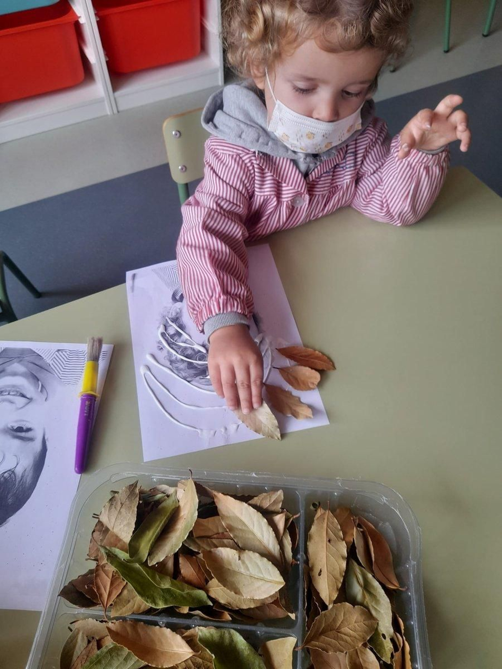 Los alumnos crearon obras de arte con hojas.