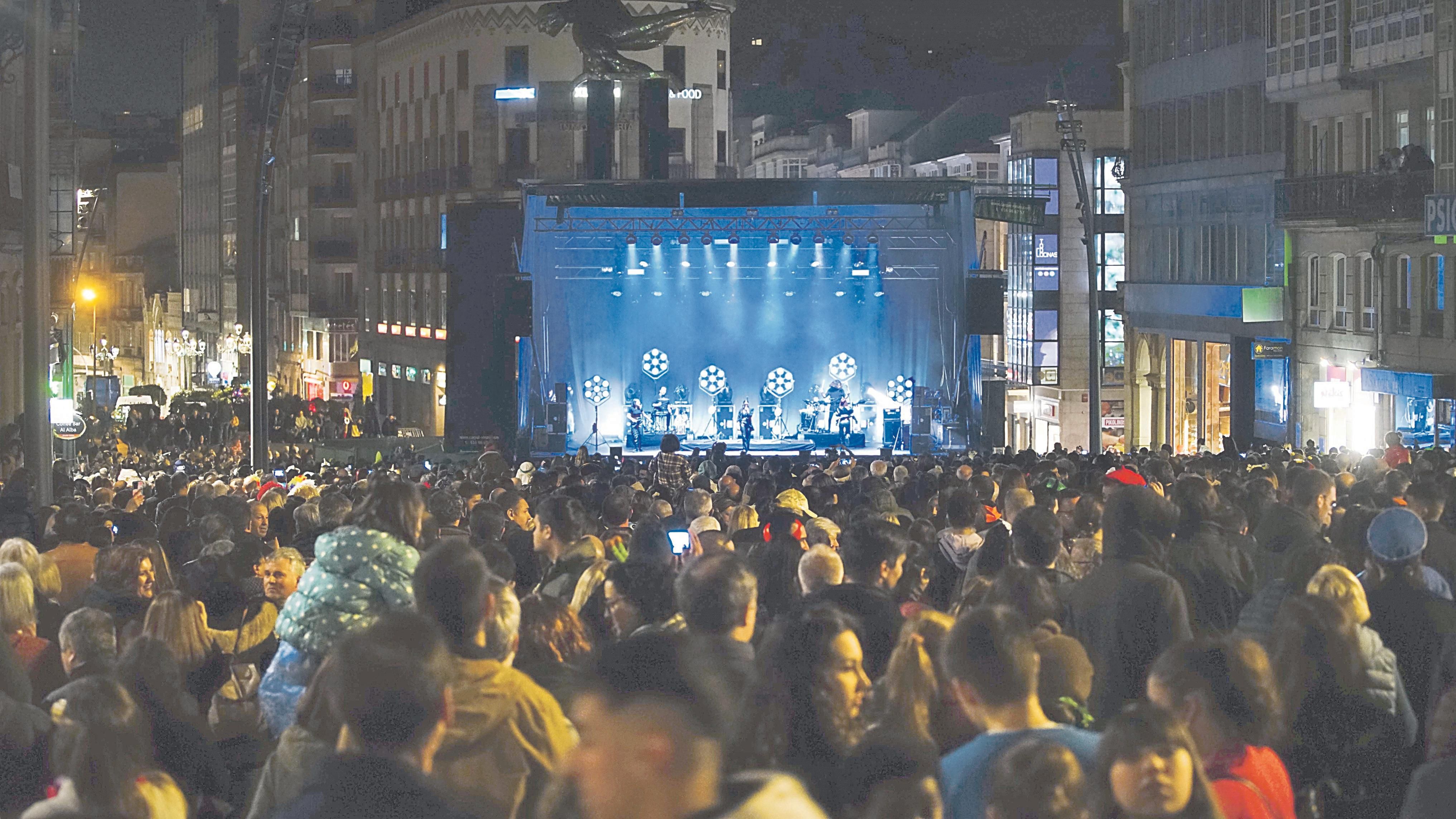 El concierto de Tanxugueiras en la Porta do Sol abrió seis días de fiesta en el Carnaval vigués. // J.V. Landín