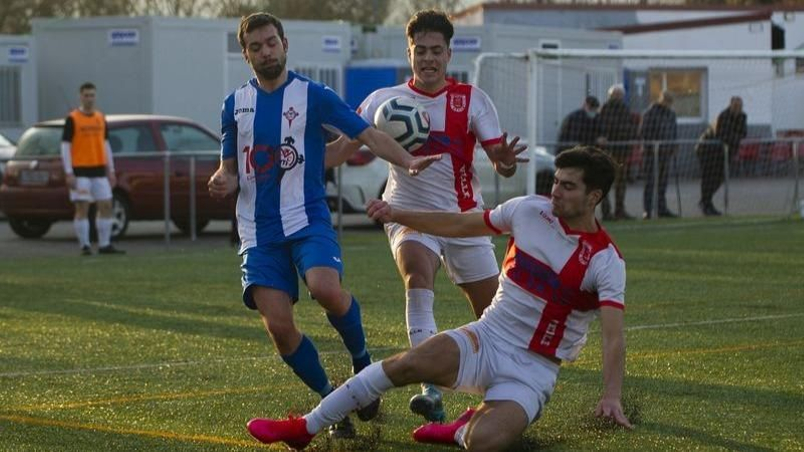 El central del Velle Corral corta por lo sano el avance de un rival del Mondariz (MARTIÑO PINAL).