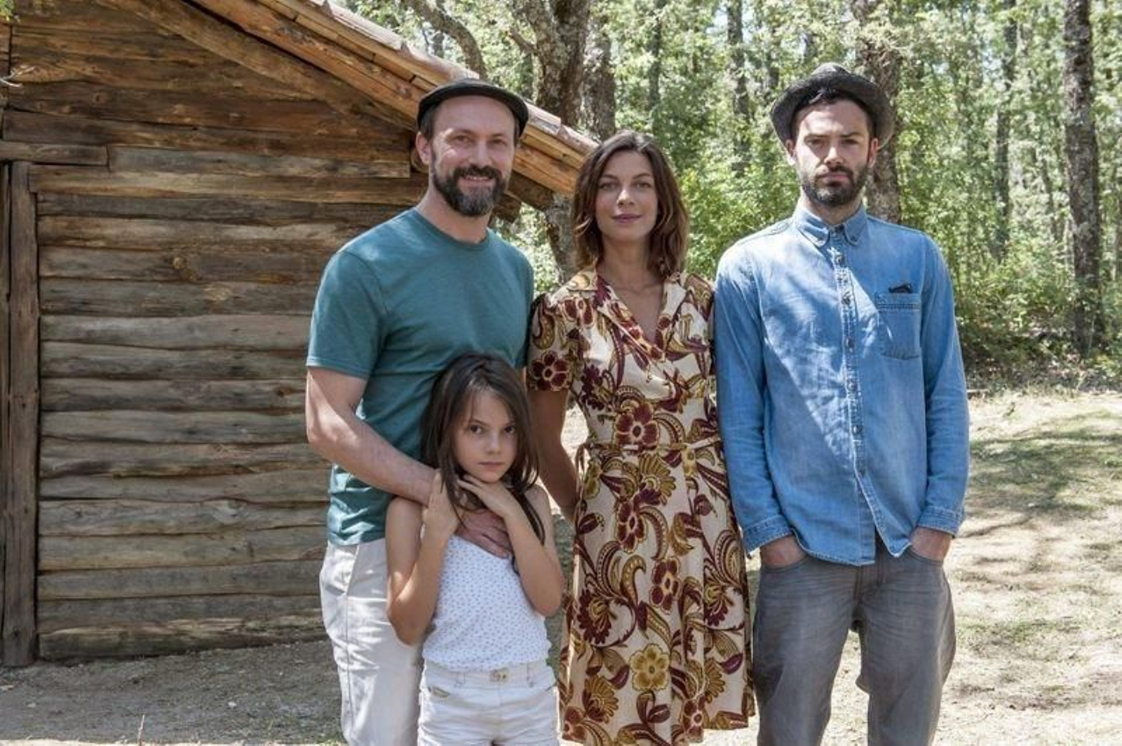 Natalia Tena, en el centro de la imagen, con sus compañeros de la serie Refugiados.