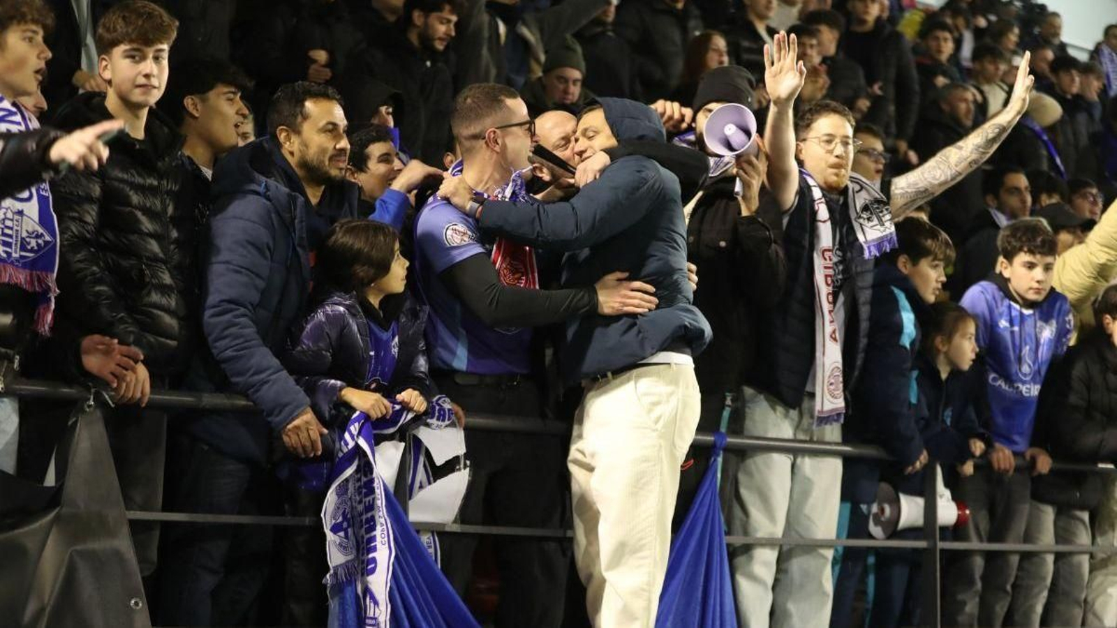 El técnico azulón Dani Llácer se abraza con los aficionados al finalizar el encuentro copero.