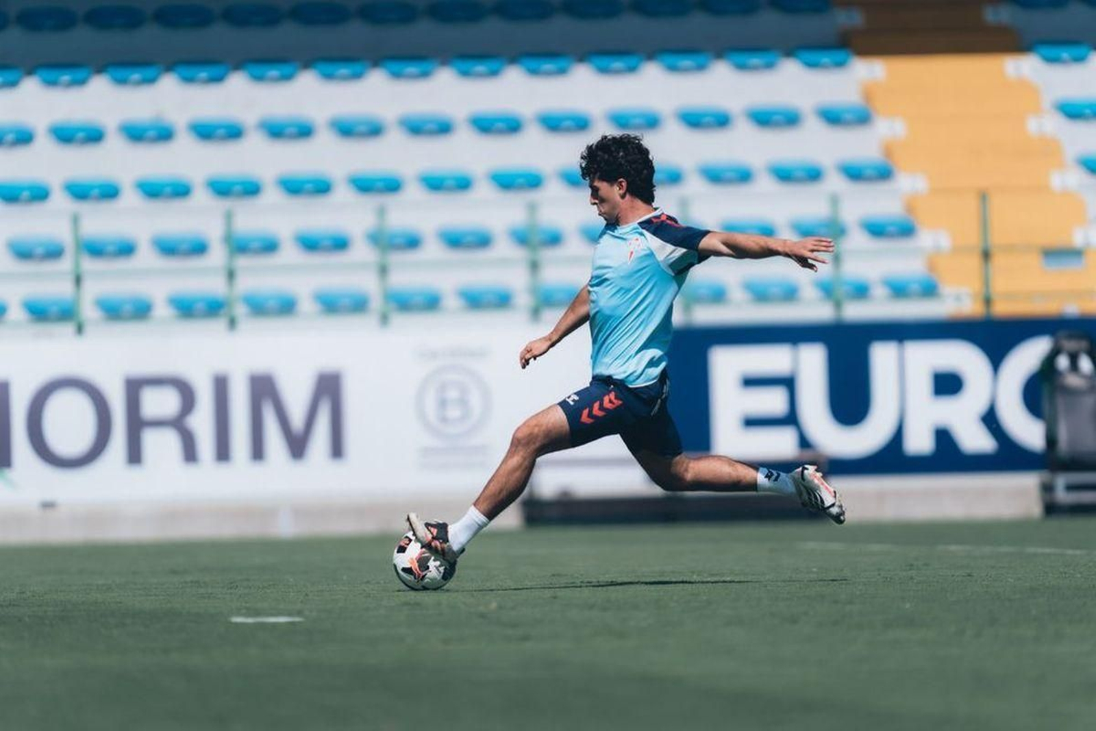 Hugo González golpea el balón durante uno de los entrenamientos celestes en Sassuolo.