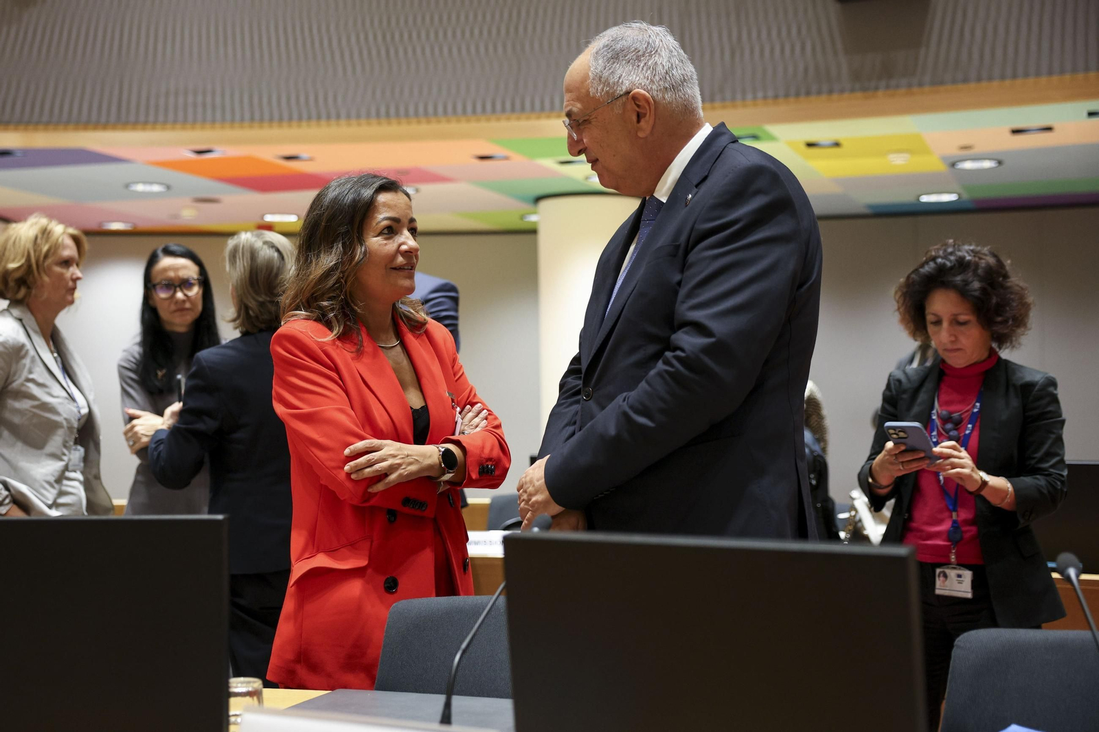 La conselleira do Mar con el comisario de Pesca y Océanos, ayer en Bruselas.