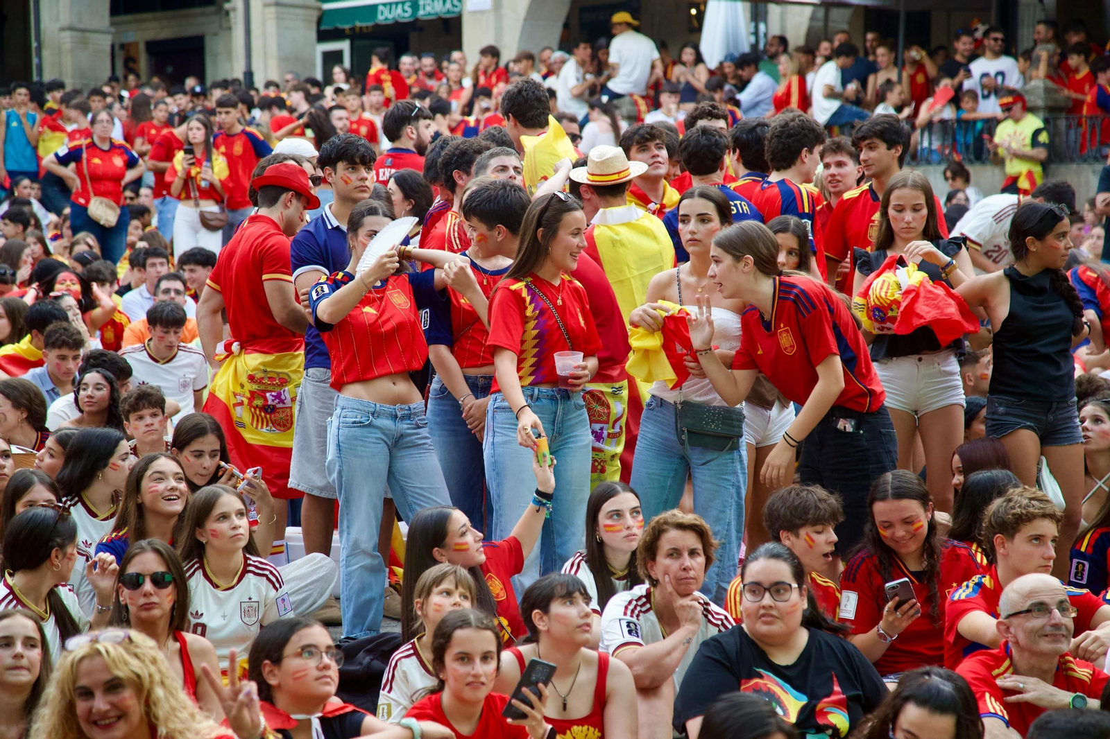 Galería | La provincia de Ourense se tiñe de rojo para apoyar a España en la final del Mundial