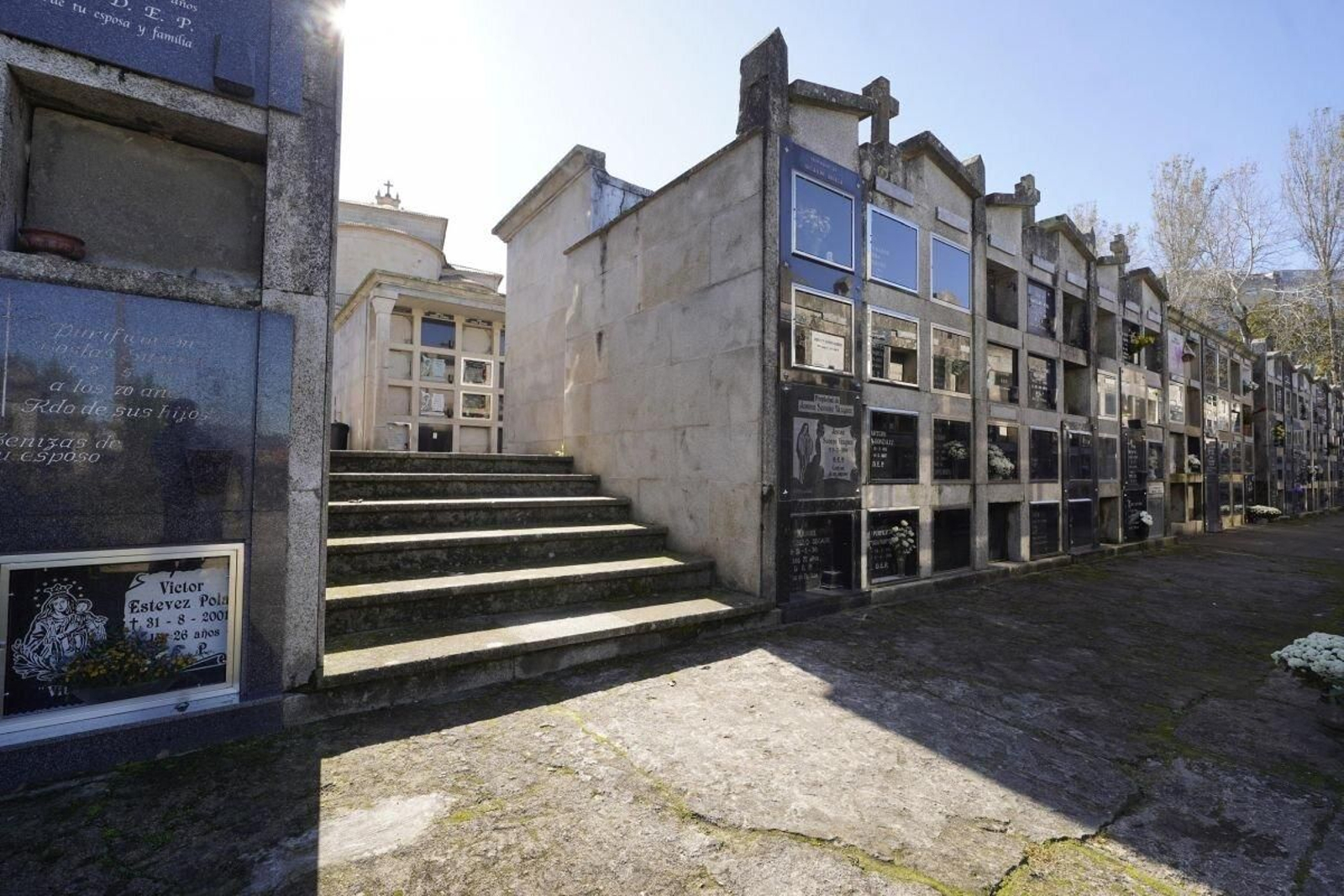 Las escaleras en el cementerio de Alcabre son un obstáculo para personas en sillas de ruedas.