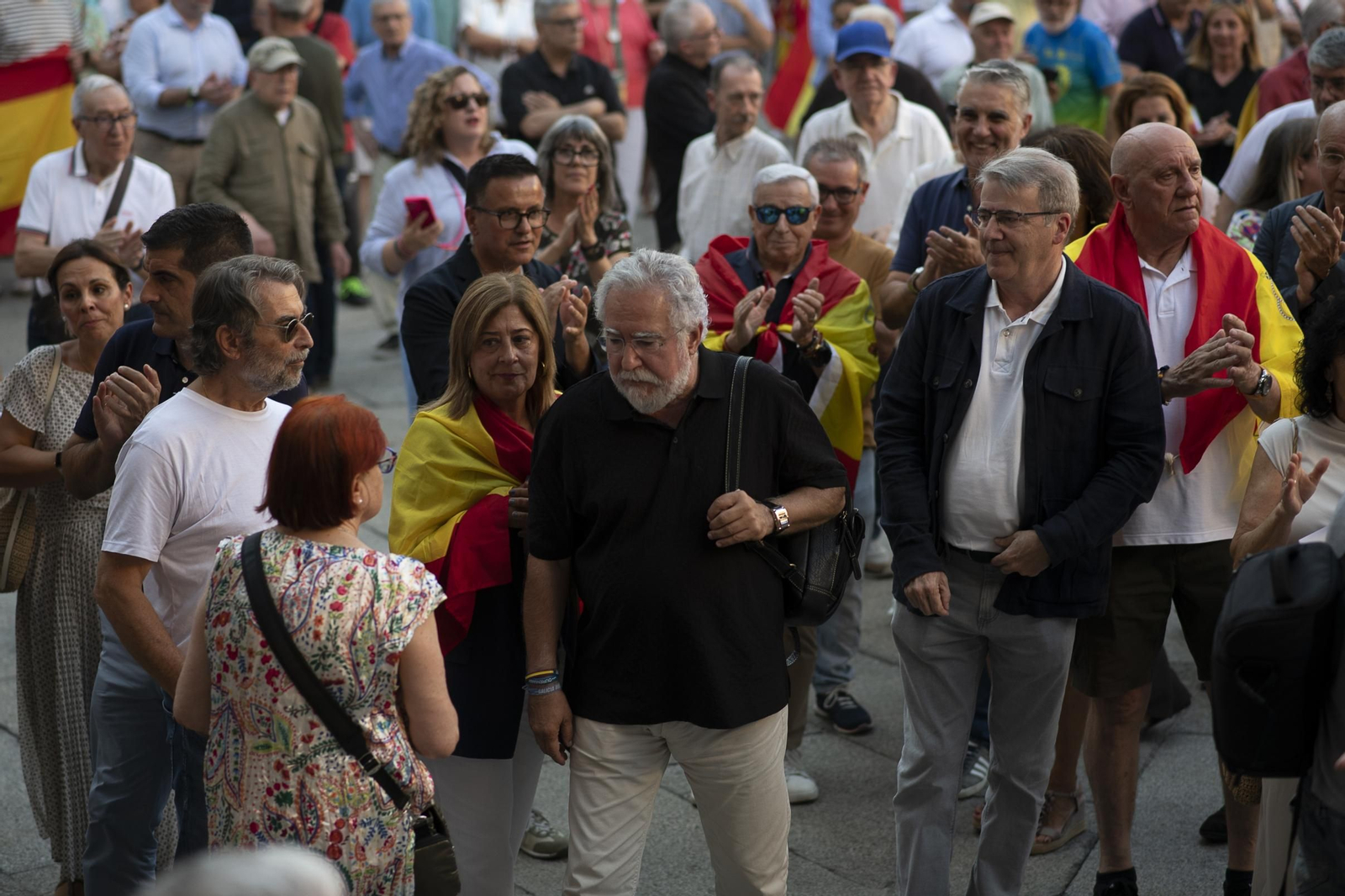 Vecinos y representantes políticos concentrados en la Praza Maior de Ourense frente al Concello durante la jornada de apoyo a Ceuta.