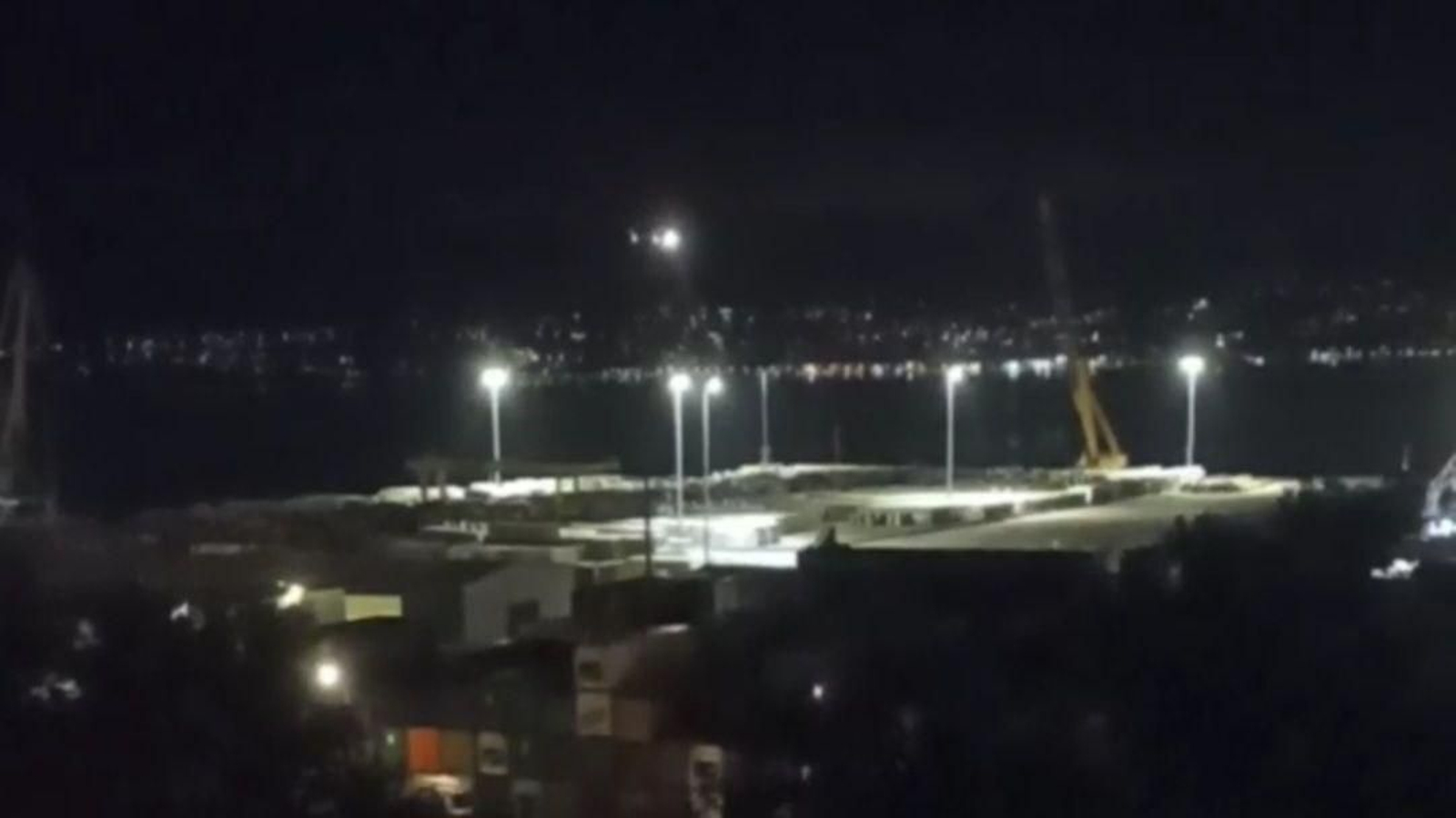 Un helicóptero rastreando la zona del Puerto de Vigo en la búsqueda del hombre persona que se precipitó al mar.