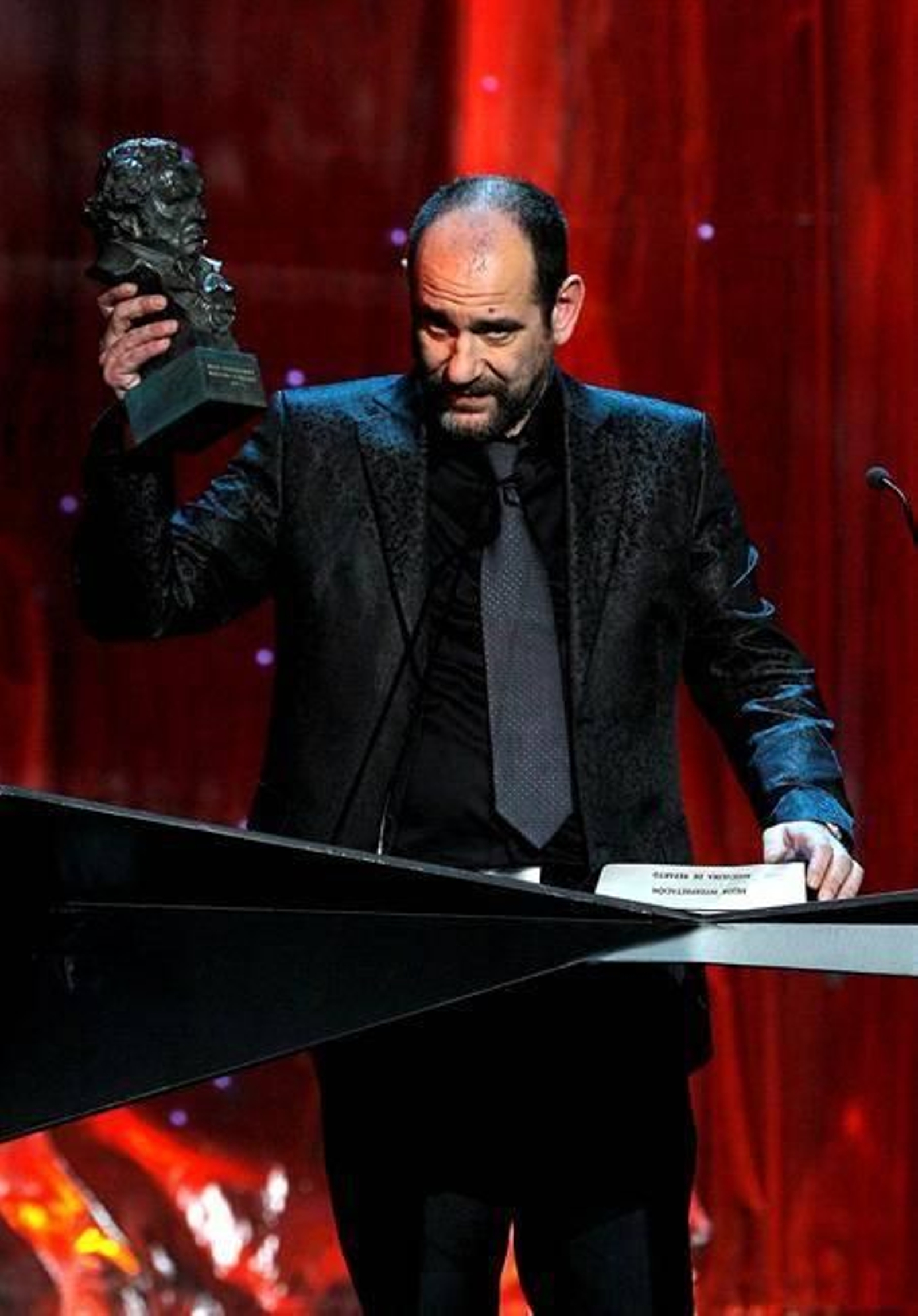 El actor Karra Elejalde tras recibir el premio Goya a la mejor interpretación masculina de reparto por su trabajo en la película 'También la lluvia'. Foto: EFE