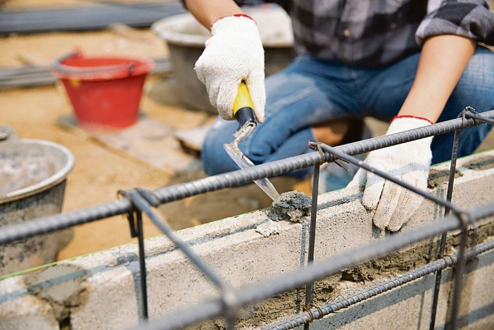 Un obrero trabaja en la construcción de un edificio en Murcia.