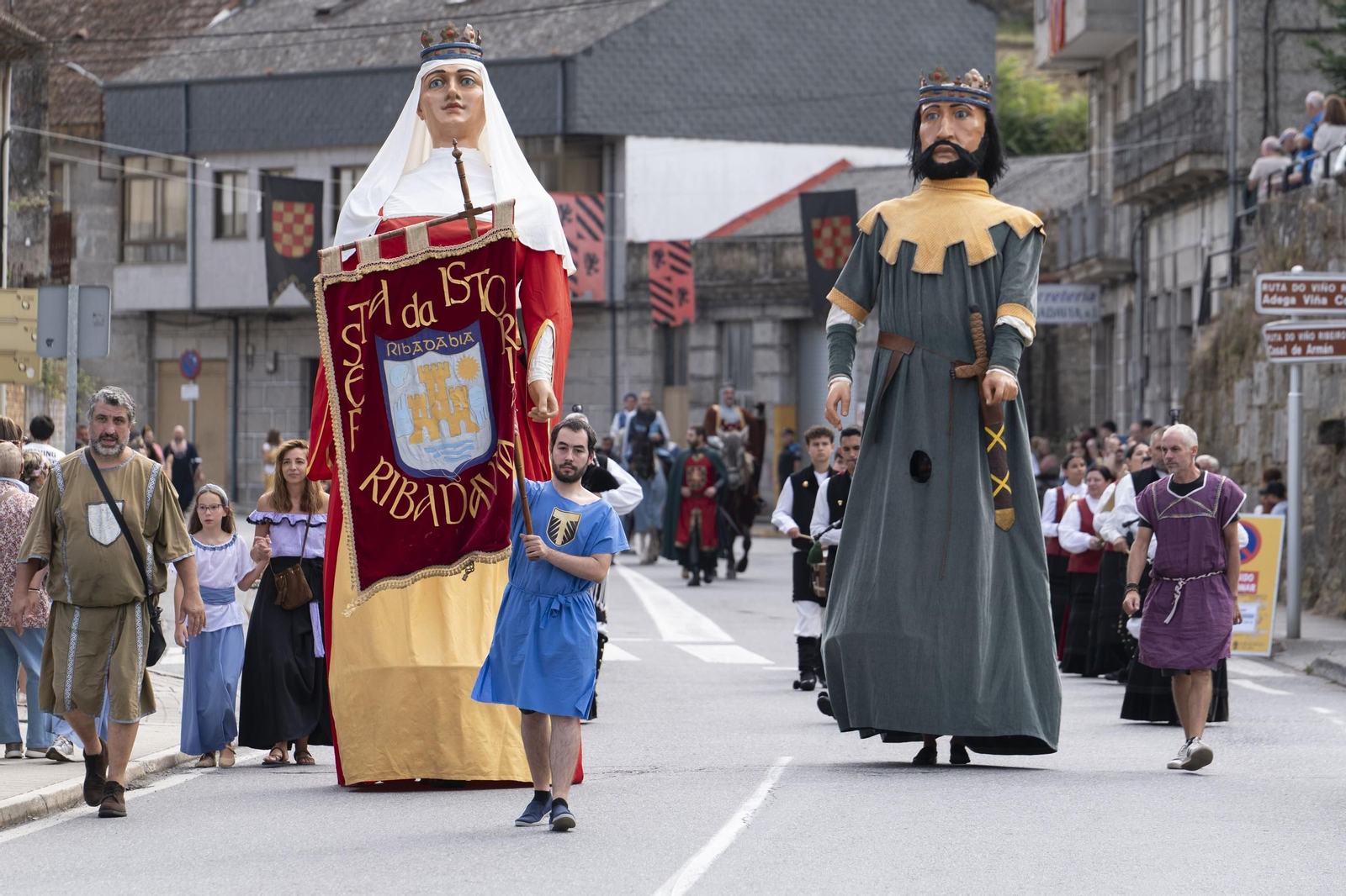 Galería | Reyes, clero, doncellas y caballeros desfilan por las calles de Ribadavia en la Festa da Istoria