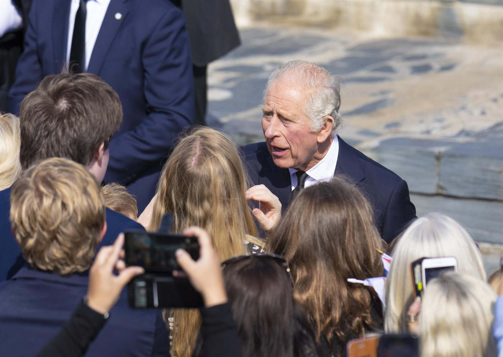 Imagen de archivo en la que el rey Carlos III del Reino Unido saluda a los ciudadanos en Cardiff. // EFE