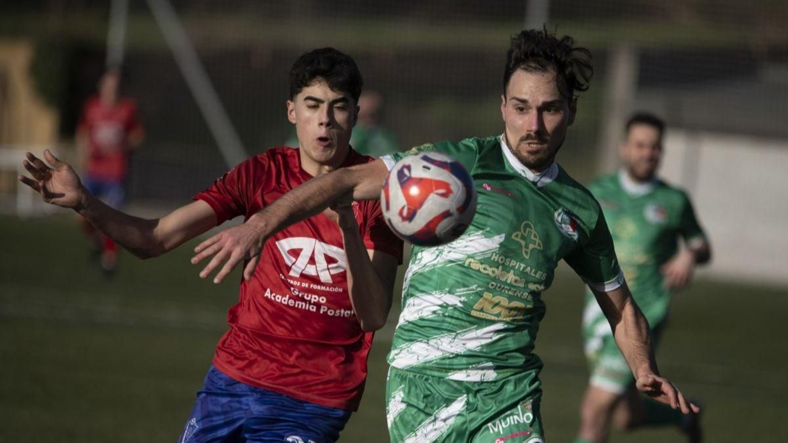 Arón, del Maceda, disputa el balón con el central Juancar, del Muíños.