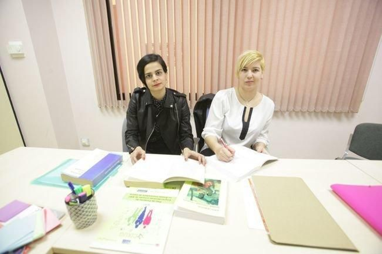 Lucía González Castro y Rita Carreira Buján, en el nido 10 del Parque Tecnolóxico.