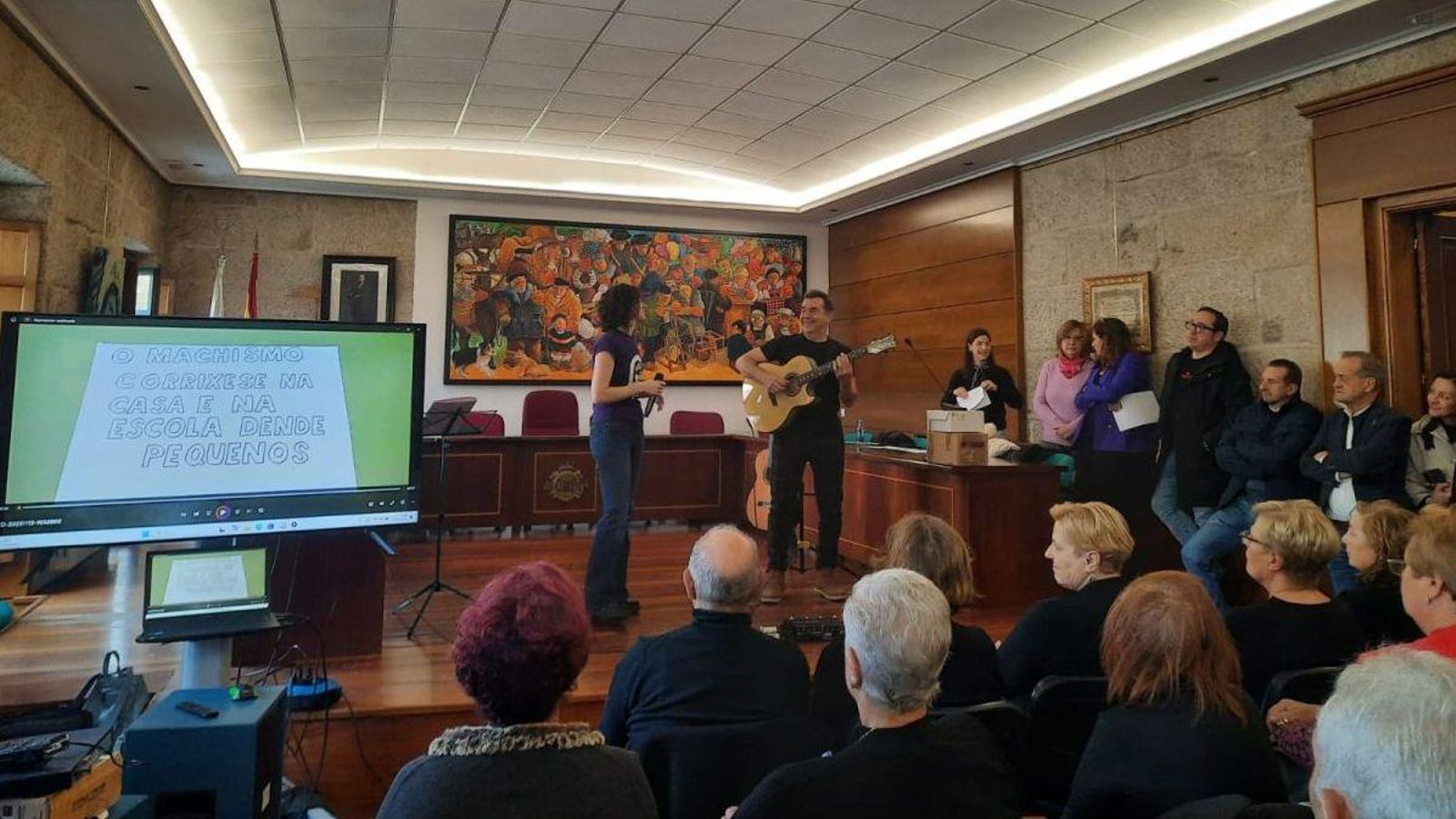 En el salón de plenos de O Carballiño se recordó la importancia de concienciar a la población de todas las edades para lograr la erradicación de la violencia de género.