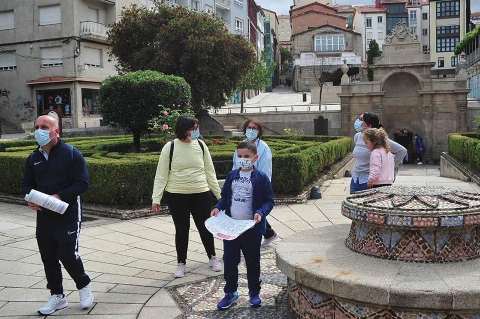 Un grupo de turistas, en la zona de As Burgas este domingo.