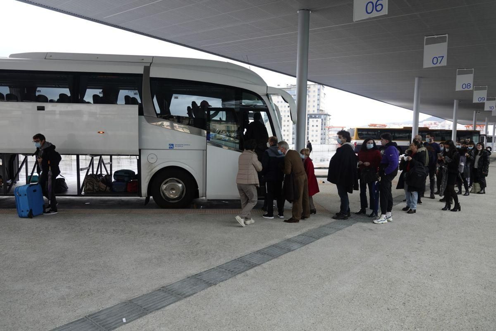Viajeros accediendo a un autobús en la estación de Vigo.