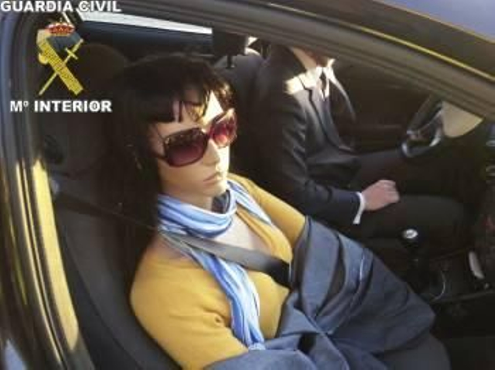 El maniquí perfectamente vestido viajaba en el asiento del copiloto del vehículo