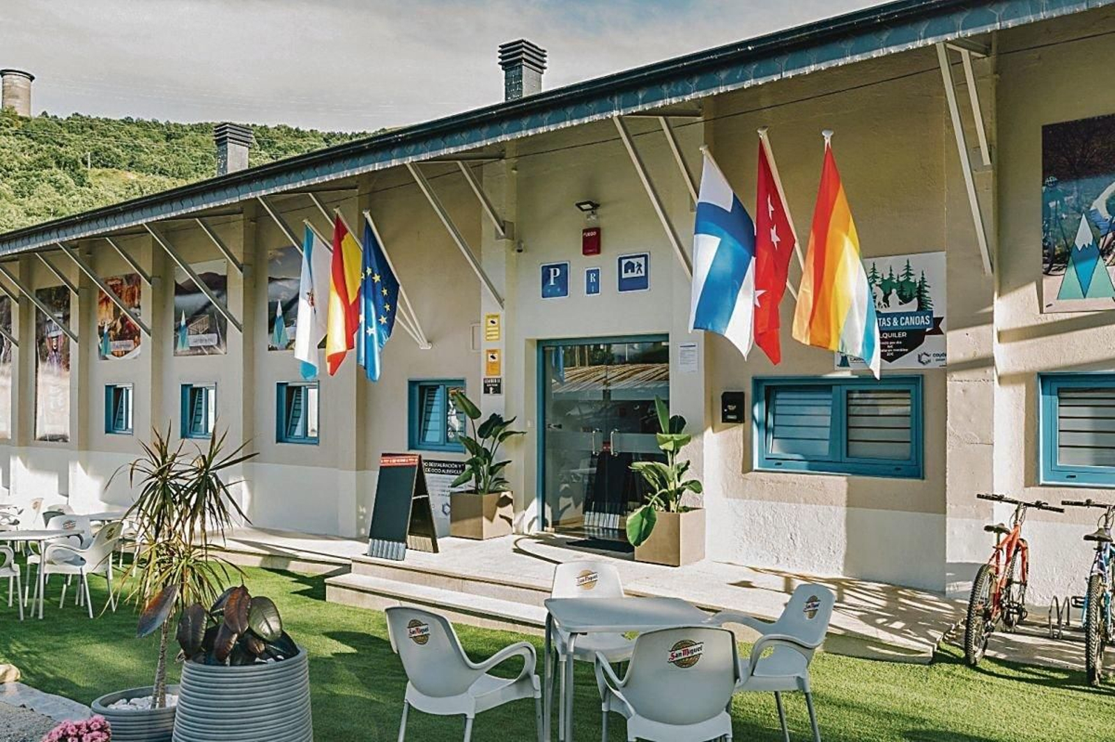 Instalaciones del Vila Vilariño, junto a la Playa Fluvial del Cenza.