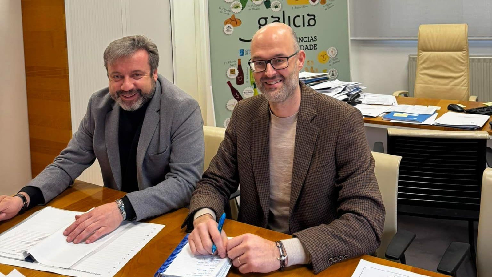 O alcalde de Cualedro, Luciano Rivero, e o director da Agacal, Martín Alemparte.