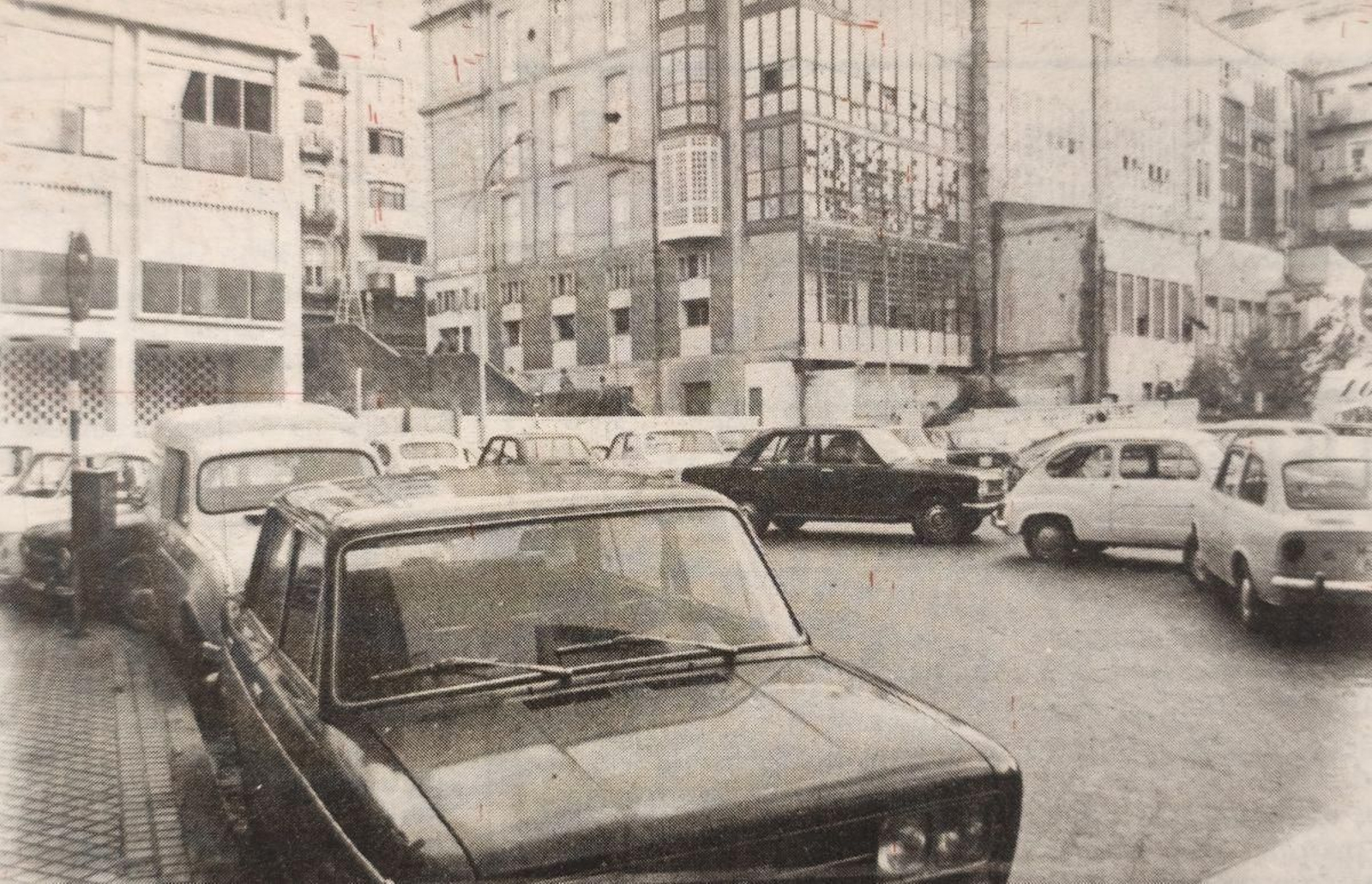 La plaza, con los coches aparcados pese a la señal de prohibido.