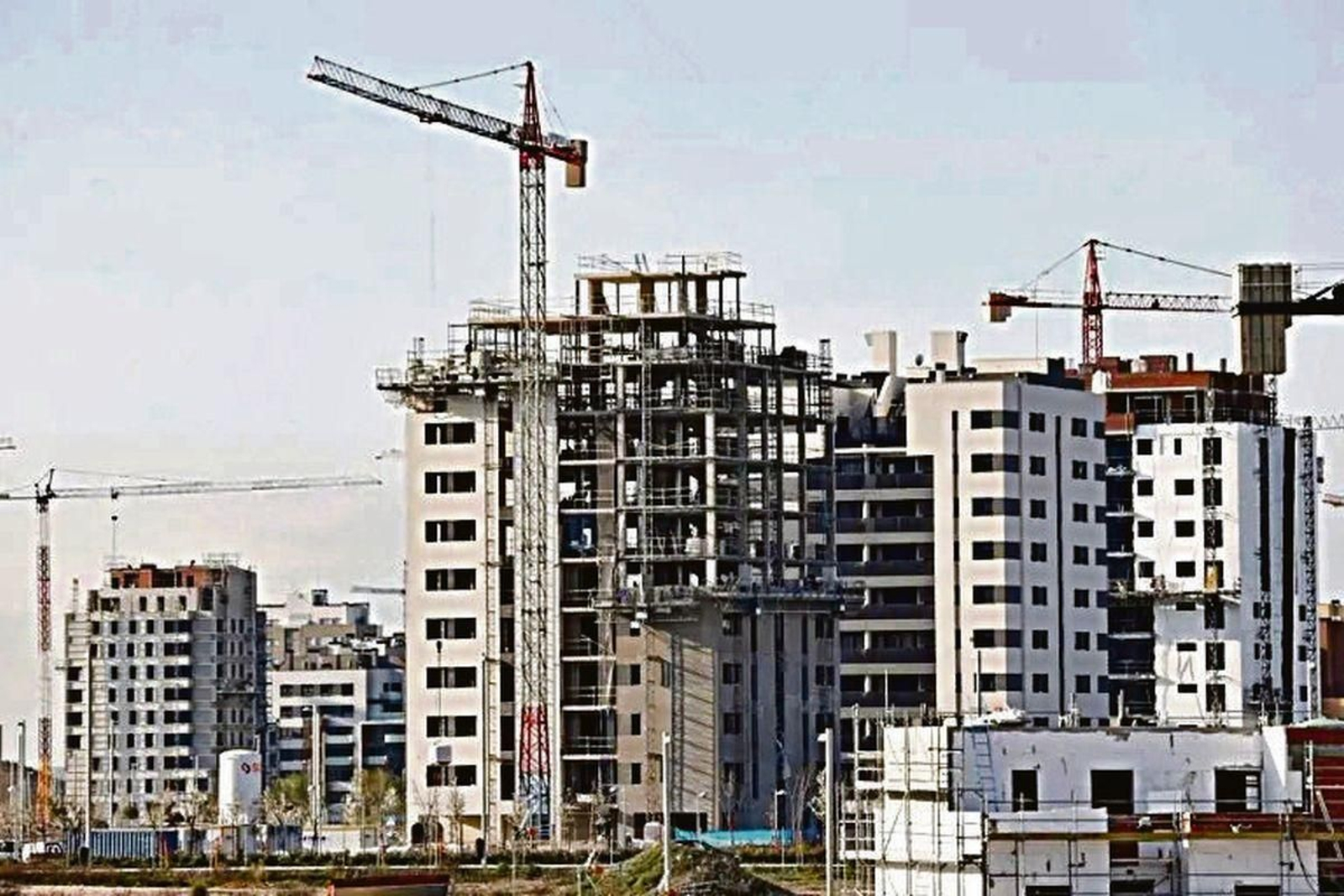 Varios bloques de viviendas en construcción.