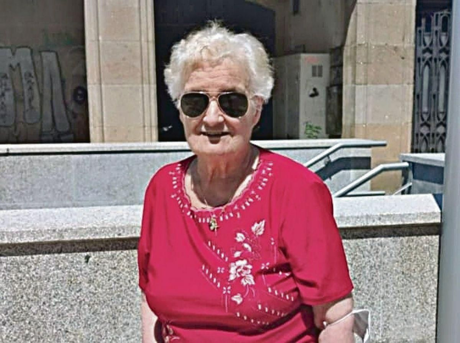 Gloria García, quien ahora vive atrapada en su edificio sin ascensor, antes de tener problemas de movilidad.