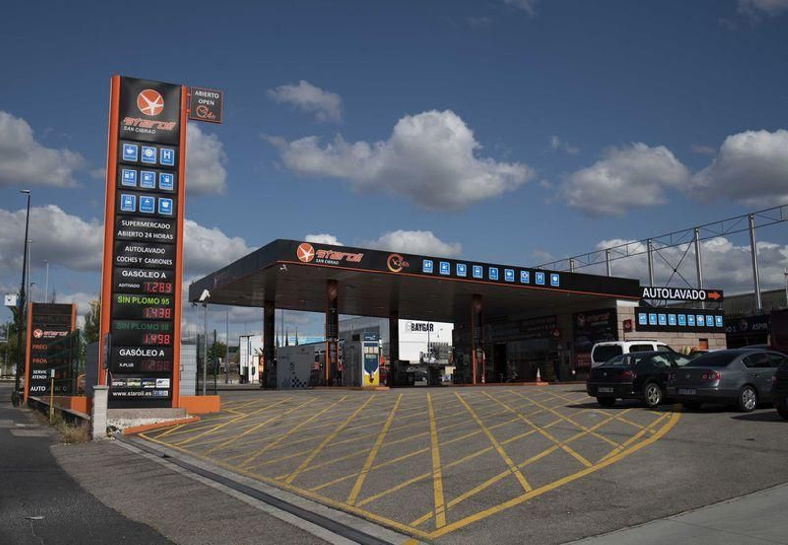 Gasolinera en el Polígono San Cibrao (Foto: Xesús Fariñas)