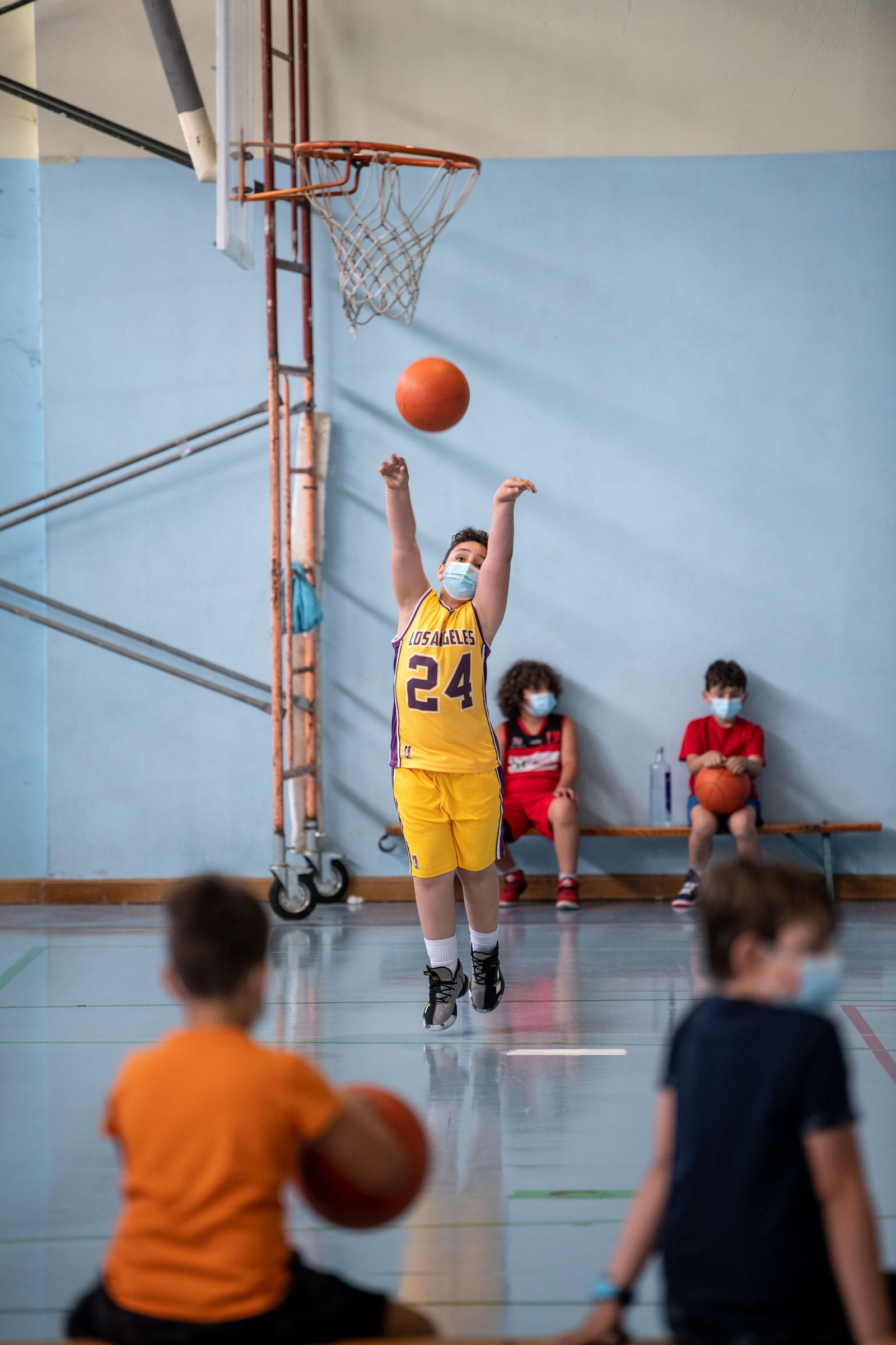 Los más pequeños disfrutan del Campus de Baloncesto en el Pabellón Municipal de Xinzo de Limia (Óscar Pinal).