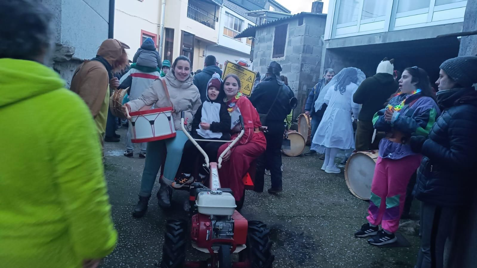 Galería | San Martiño en Manzaneda celebra o sábado de fariña co son do fulión e das mázcaras no Entroido