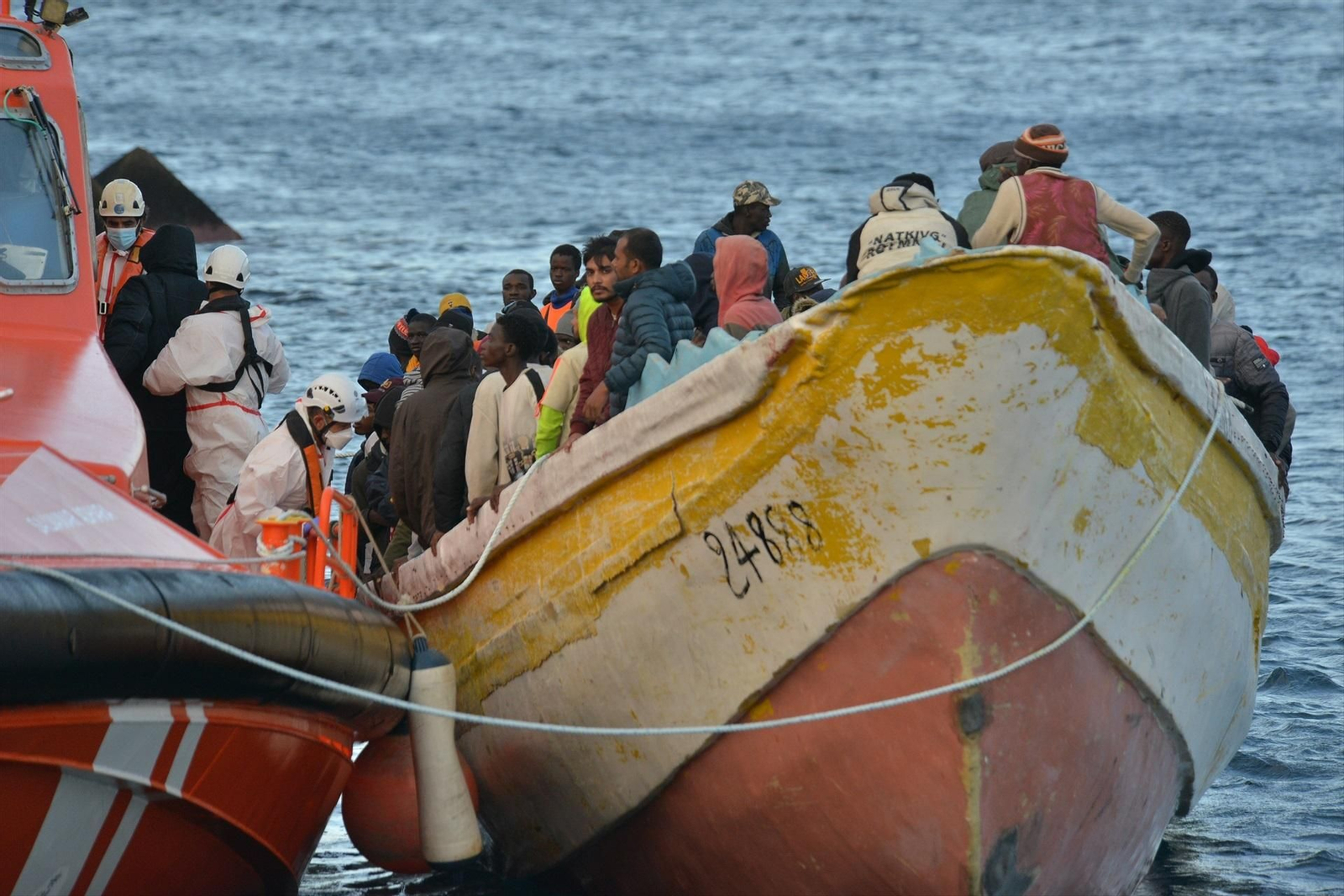 Una patera con 156 personas a bordo llega al Muelle de La Restinga, a 15 de diciembre de 2023, en El Hierro, Santa Cruz de Tenerife. (EP)