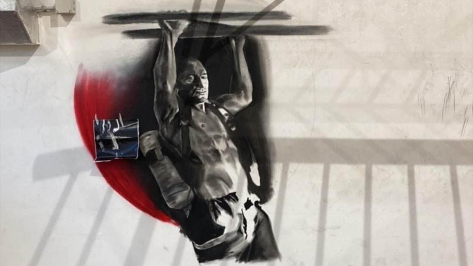 Reinaldo está pintando a Manuel Enrique, próximo a jubilarse.