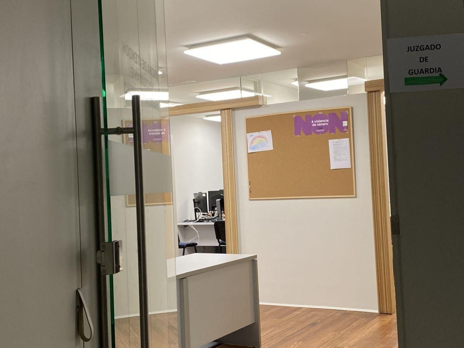 La oficina de atención a víctimas, en la Cidade da Xustiza, recuerda el “no” a la violencia de género.