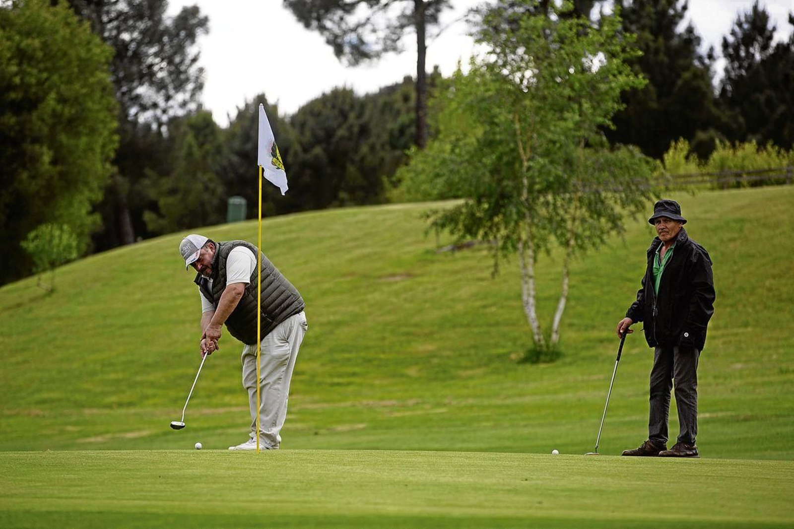 Montealegre (O Pereiro de Aguiar). 11/05/2020. Gente jugando al golf en el Club de Golf de Montealegre e el primer día de la fase 1 de la desescalada del confinamiento por la alarma sanitaria por el Covd-19.
Foto: Xesús Fariñas
